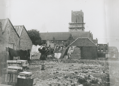 876897 Gezicht op een braakliggend terrein waar de woningen aan de Groenesteeg en het Oranjepark in Wijk C te Utrecht ...